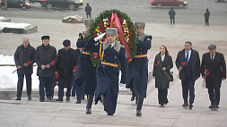 Руководители органов безопасности и разведывательных служб стран СНГ возложили цветы к стеле "Минск - город-герой" 