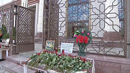 Минчане несут цветы к посольству Ирана
