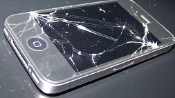 Пьяный мужчина разбил два дорогих смартфона в салоне связи в Минске 