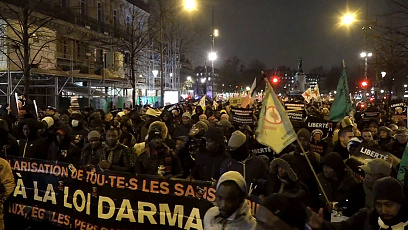 В Париже тысячи иностранцев протестуют против возможного ужесточения правил миграции