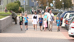 В рамках акции "Соберем детей в школу" Елена Потапова встретилась с многодетной семьей