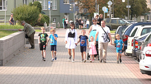 В рамках акции "Соберем детей в школу" Елена Потапова встретилась с многодетной семьей