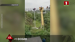 В Индонезии стеклянный мост разбился прямо под ногами туристов
