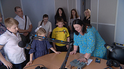 Закулисье Дома радио: как прошла интерактивная экскурсия для столичных медиков и их детей