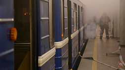 На станции метро "Октябрьская" загорелся поезд. Узнали, что случилось