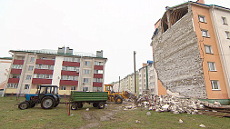 Ветер снес палатки, крыши с ферм, обрушилась часть стены жилой пятиэтажки - последствия непогоды в Гомельской области