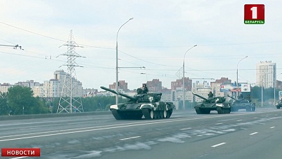 Колонна военной техники выдвинулась к стеле "Минск - город-герой"