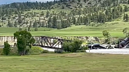 В США обрушился мост, в реку упал поезд с опасными веществами