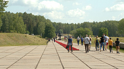 Мемориальный комплекс "Хатынь" посетила ветеранская организация Санкт-Петербурга, гости возложили цветы к подножию монумента