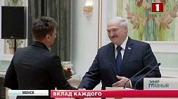 В канун Дня народного единства А. Лукашенко вручил госнаграды врачам, труженикам села, деятелям культуры и искусства, спортсменам