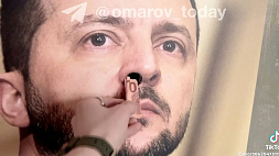 В Сети набирает популярность видео с билбордом, на котором Зеленский через ноздрю всасывает деньги