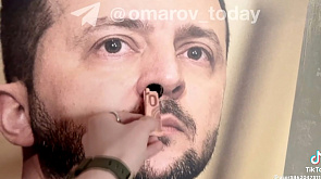 В Сети набирает популярность видео с билбордом, на котором Зеленский через ноздрю всасывает деньги