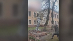В Чернигове сбросили с пьедестала памятник Зое Космодемьянской
