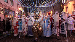 Более полутысячи Дедов Морозов и Снегурочек прошли сегодня по историческому центру Гродно