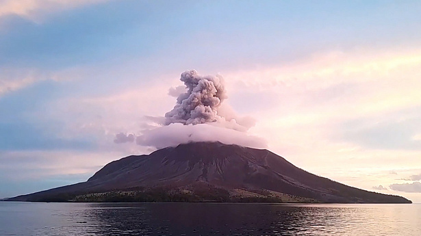 У Інданезіі вывяргаецца вулкан Руанг - слуп попела падняўся на 19 км