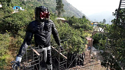 В Перу огромная статуя Хищника из автомобильных шин призвана обратить внимание на проблемы экологии