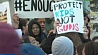 Тысячи американских школьников вышли на митинги против свободной продажи оружия