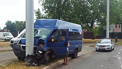 В Минске маршрутка врезалась в столб, пострадали четыре пассажира