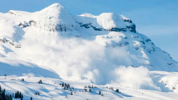 В швейцарском кантоне Граубюнден лавина накрыла троих лыжников: двое погибли