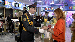 Тюльпаны и рота почетного караула - женщины Белтелерадиокомпании получают поздравления с 8 Марта