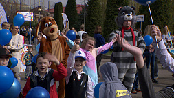 В Минском зоопарке прошла акция "Зажги синим", посвященная проблеме аутизма у детей
