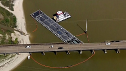 В США баржа протаранила мост, несколько человек упали в воду