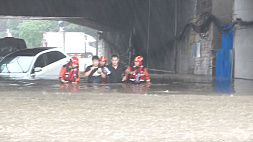 Китай спасается от сильнейшего наводнения: вода разрушает мосты, есть погибшие и пропавшие без вести