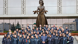 Аллею поколений у Дворца Независимости совместно с молодежью заложил Александр Лукашенко