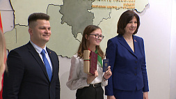 Наталья Кочанова вручила паспорта отличникам учебы и лучшим спортсменам-школьникам