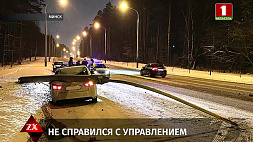 Водитель такси не справился с управлением и врезался в осветительную мачту в Минске