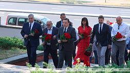 Министр информации и представители СМИ возложили цветы в мемориальном комплексе "Масюковщина" в Минске