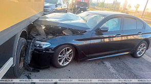 BMW въехала в грузовик в Минске - двух человек доставили в больницу