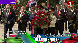 Кульминация акции "Календарь памяти" - участники возложили цветы к монументу на площади Победы
