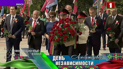 Кульминация акции "Календарь памяти" - участники возложили цветы к монументу на площади Победы