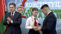 Игорь Петришенко вручил паспорта юным гражданам Беларуси