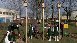 Воспитанники Березинского детского сада № 2 начали весеннюю  работу с озеленения 