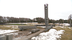 Беларусь вспоминает трагическую судьбу деревни Хатынь - люди со всех уголков страны едут почтить память погибших