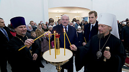 Александр Лукашенко вместе с младшим сыном Николаем зажег рождественскую свечу 
