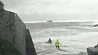 На берегу Франции двоих туристов огромные волны смыли прямо в море