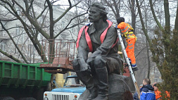 В Днепре снесли памятник Максиму Горькому