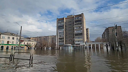 Урал продолжает топить Оренбург - вода подобралась и к многоэтажкам