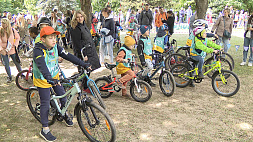 Семейный праздник "Першы ровар" собрал в Минске юных велолюбителей 