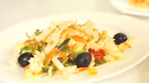 Салат с пекинской капустой, перцем и кукурузой, окорочок на гриле с рисом и овощами