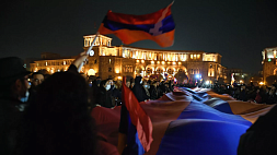 Противники Пашиняна попытались снести ворота парламента Армении