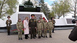 Министр обороны Беларуси возложил цветы к братской могиле в Острошицком Городке