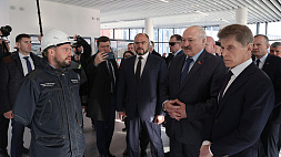 Президент Беларуси посещает остров Русский
