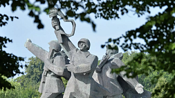 Украинских рабочих позвали демонтировать памятник освободителям Риги 