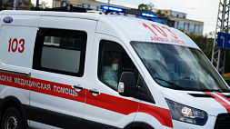 Микроавтобус из России перевернулся на трассе М1. Белорусские медики оказывают помощь пострадавшим