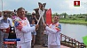 Белорусы приветствуют "Пламя мира". Огонь пронесли по древнему Полоцку и молодому Новополоцку 