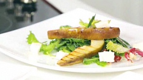 Салат из жареных груш со свежим шпинатом и сыром "Фета" и запеченное филе рыбы с моцареллой